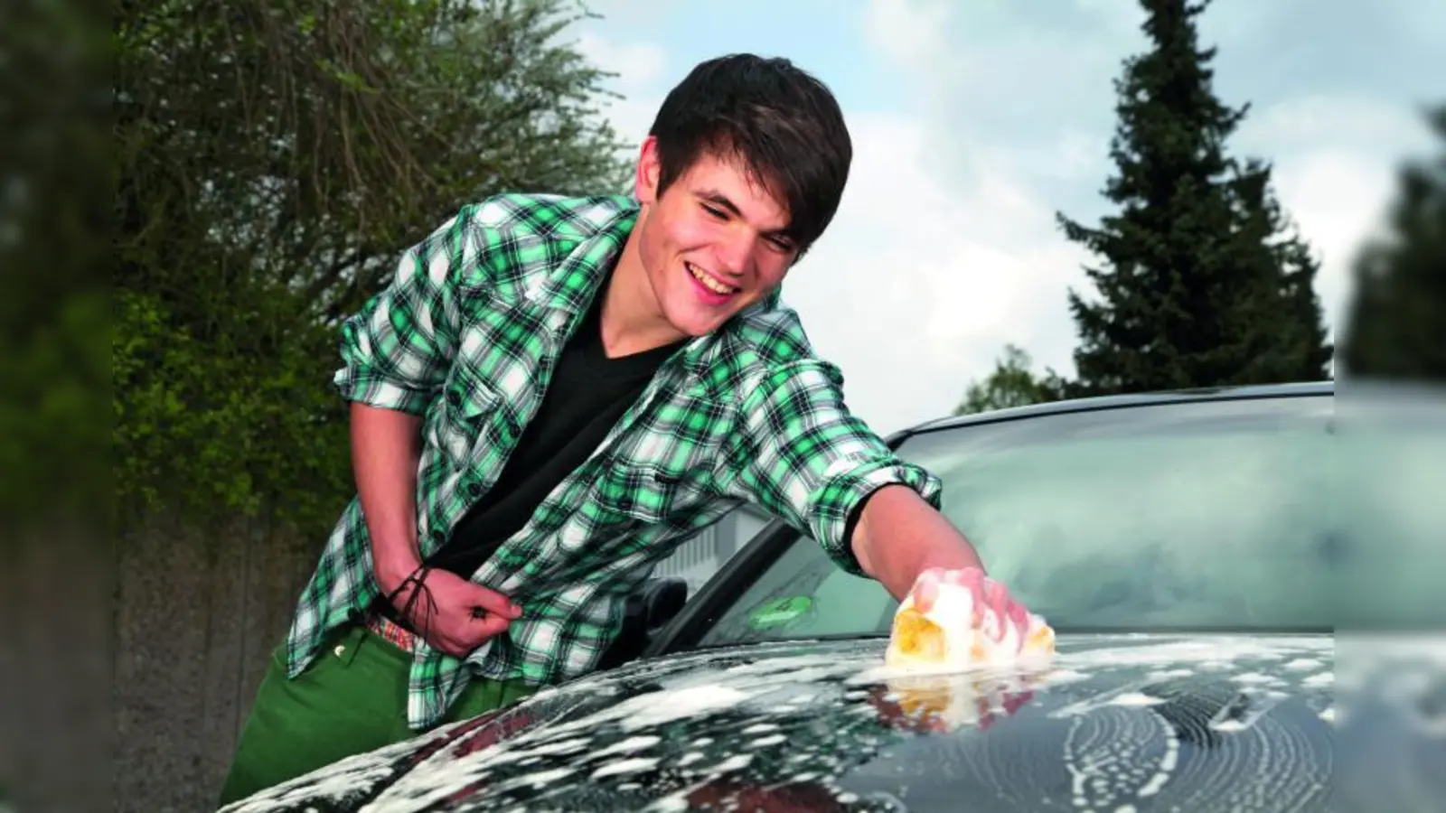 Die Autowäsche draußen ist meist nicht <br>erlaubt, gibt der ADAC zu bedenken. (Foto: Klaus Eppele - fotolia.com)