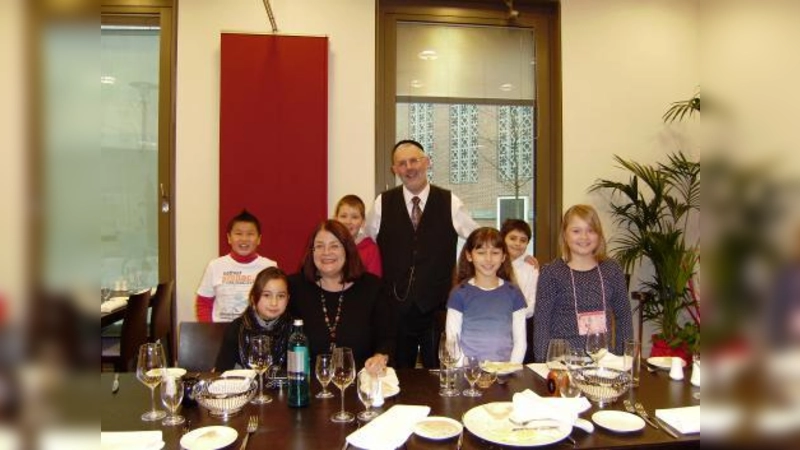 Oberrabbiner Stefen Langnas begrüßt im koscheren Restaurant „Einstein” Rektorin Christine von Sprenger mit ihren „Ethikkindern”. (Foto: Von Sprenger)