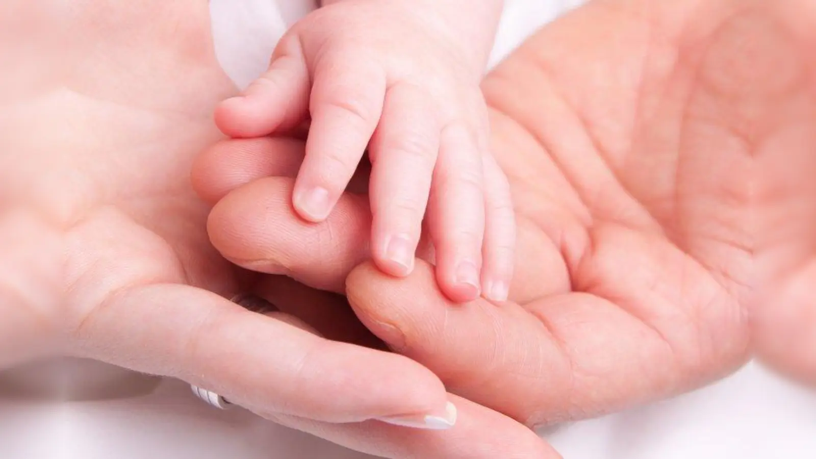 Wenn Nachwuchs kommt, dann stehen Eltern vor neuen Herausforderungen. Der Kurs „Den Alltag meistern” will jungen Eltern beim Start ins Familienleben helfen. (Foto: JMG_pixelio.de)