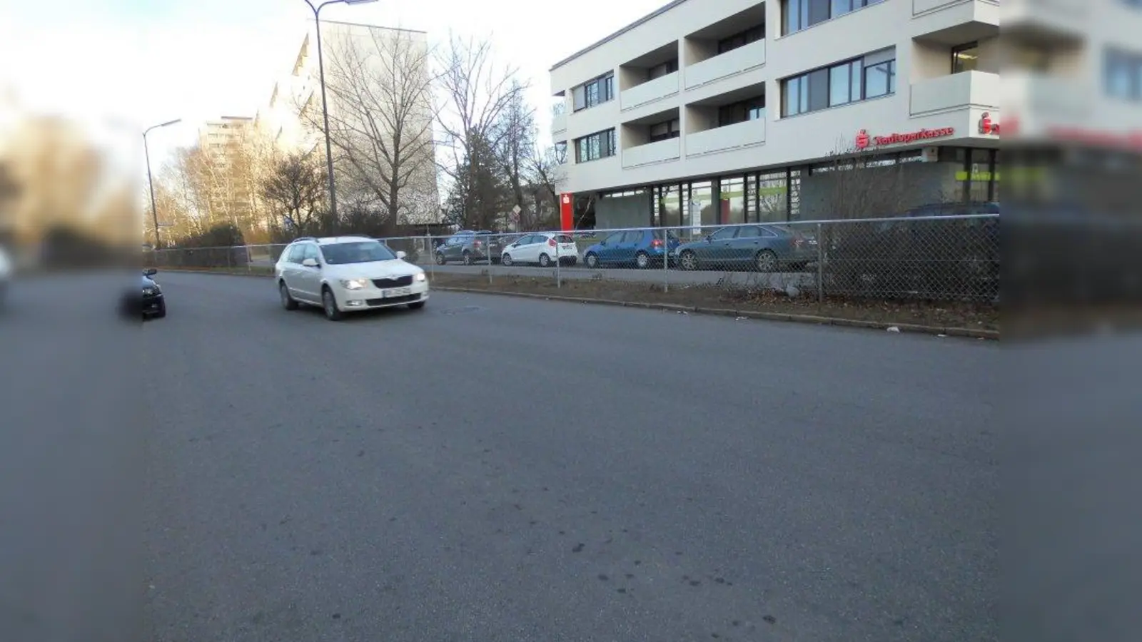 Der Zaun wurde wieder ergänzt, das gefährliche Überqueren der breiten Drygalski-Allee ist hier jetzt nicht mehr möglich. (Foto: Karl Hirsch)