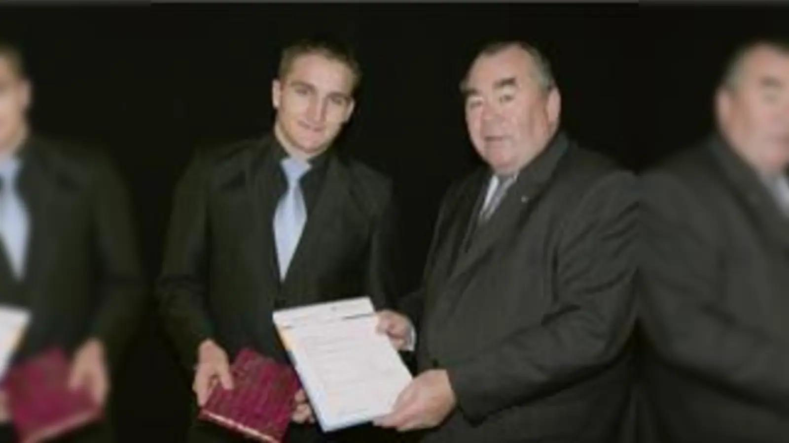 Maximilian Schmotz wird von HWK-Präsident Heinrich Traublinger geehrt. 	 (Foto: VA)