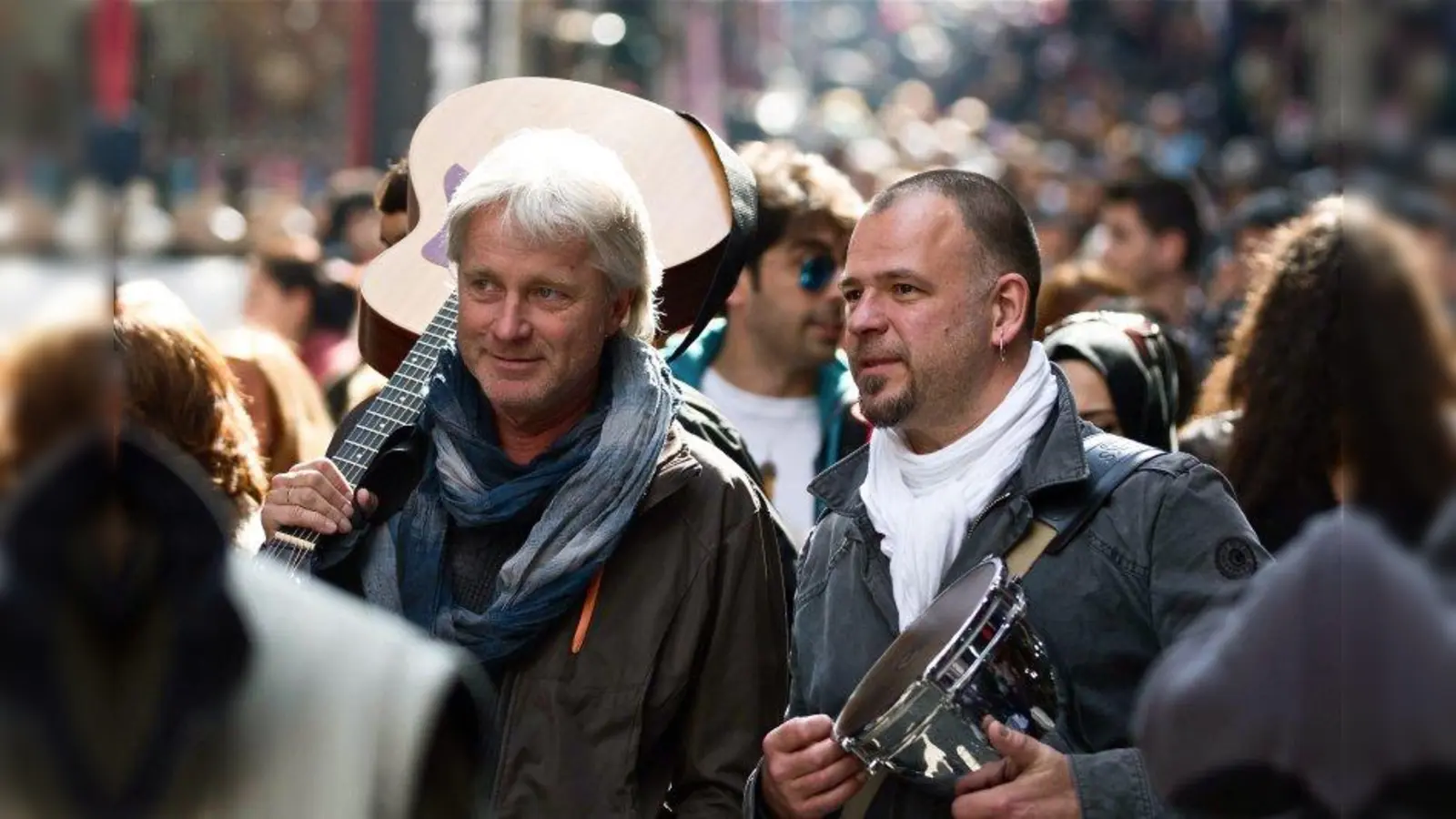 Geschichten aus dem Leben erzählen Liedermacher Schmidbauer (l.) und Multiinstrumentalist Kälberer. (Foto: pi)