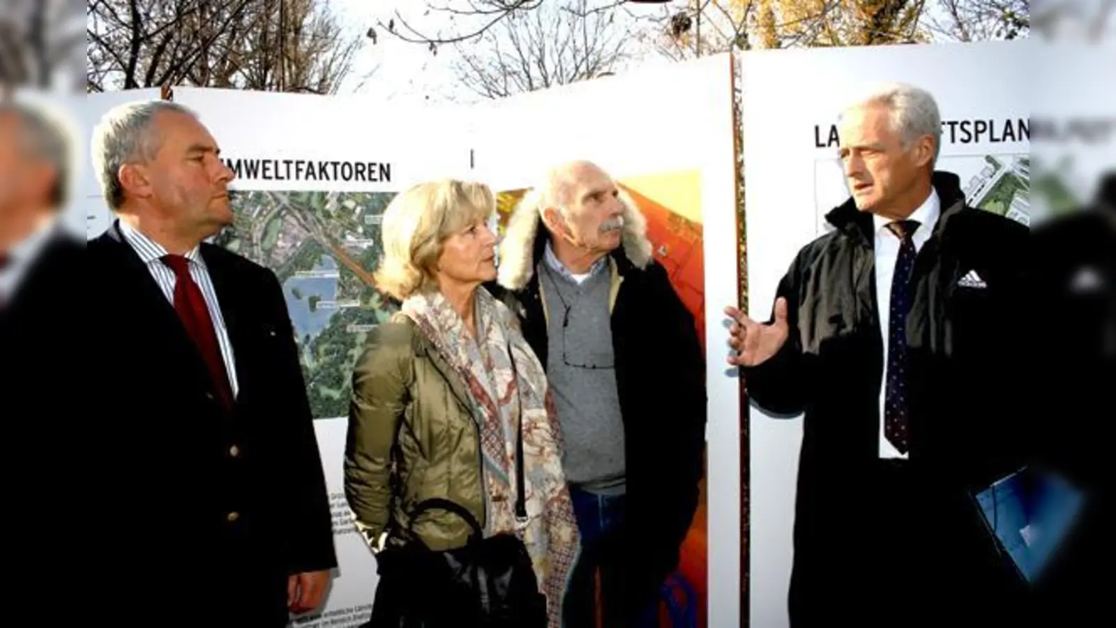 Ludwig Spänle, Petra Grub-Lejeune, Hermann Grub, Peter Ramsauer und Johannes Singhammer vor den Tunnelplänen am Seehaus.	 (Foto: js)