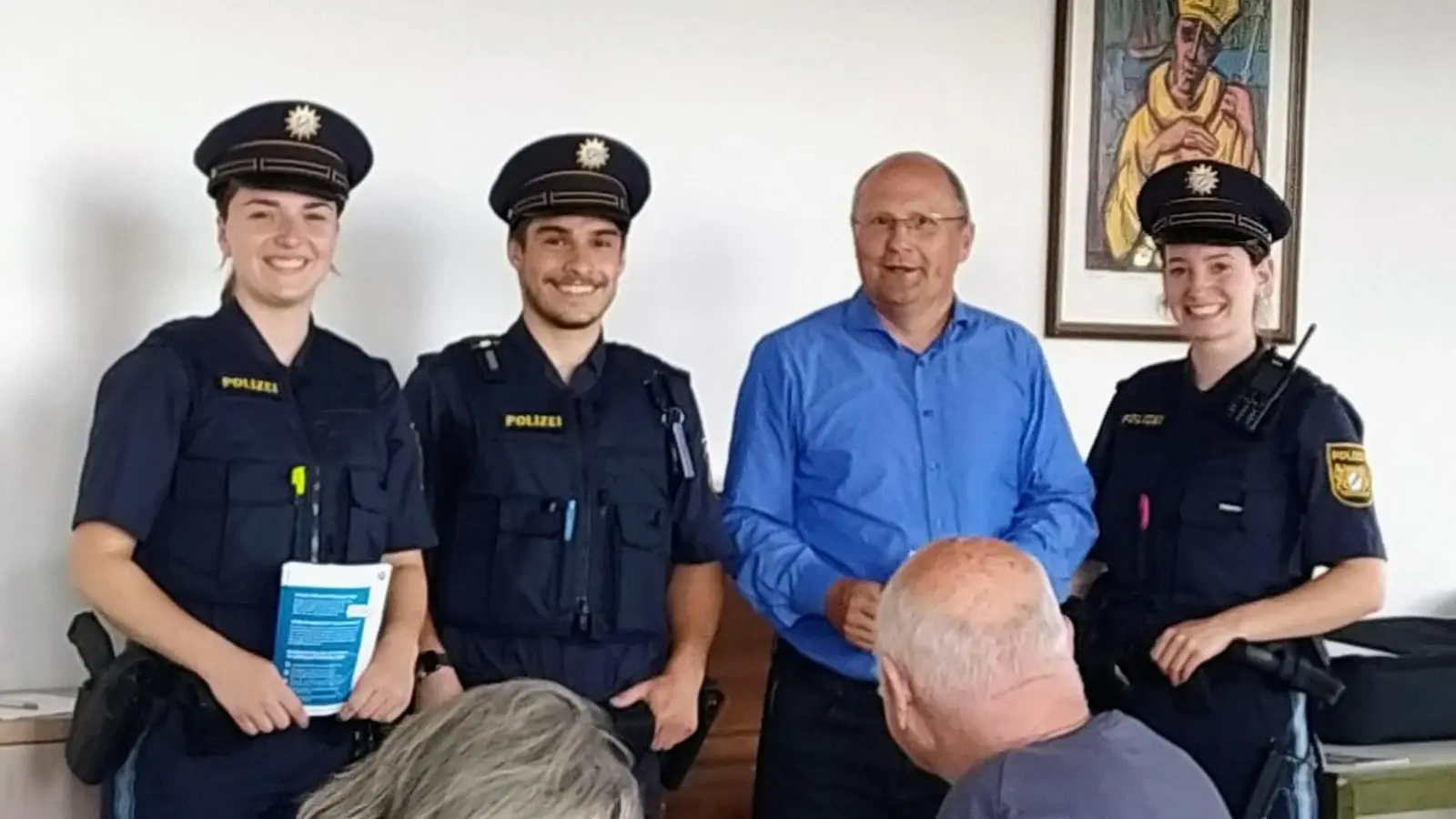 Viel Besuch: Beim letzten Mittwochclub der Senioren schauten Bürgermeister Christian Schiller sowie die Polizei vorbei. (Foto: Hilfsdienst Herrsching e.V.)
