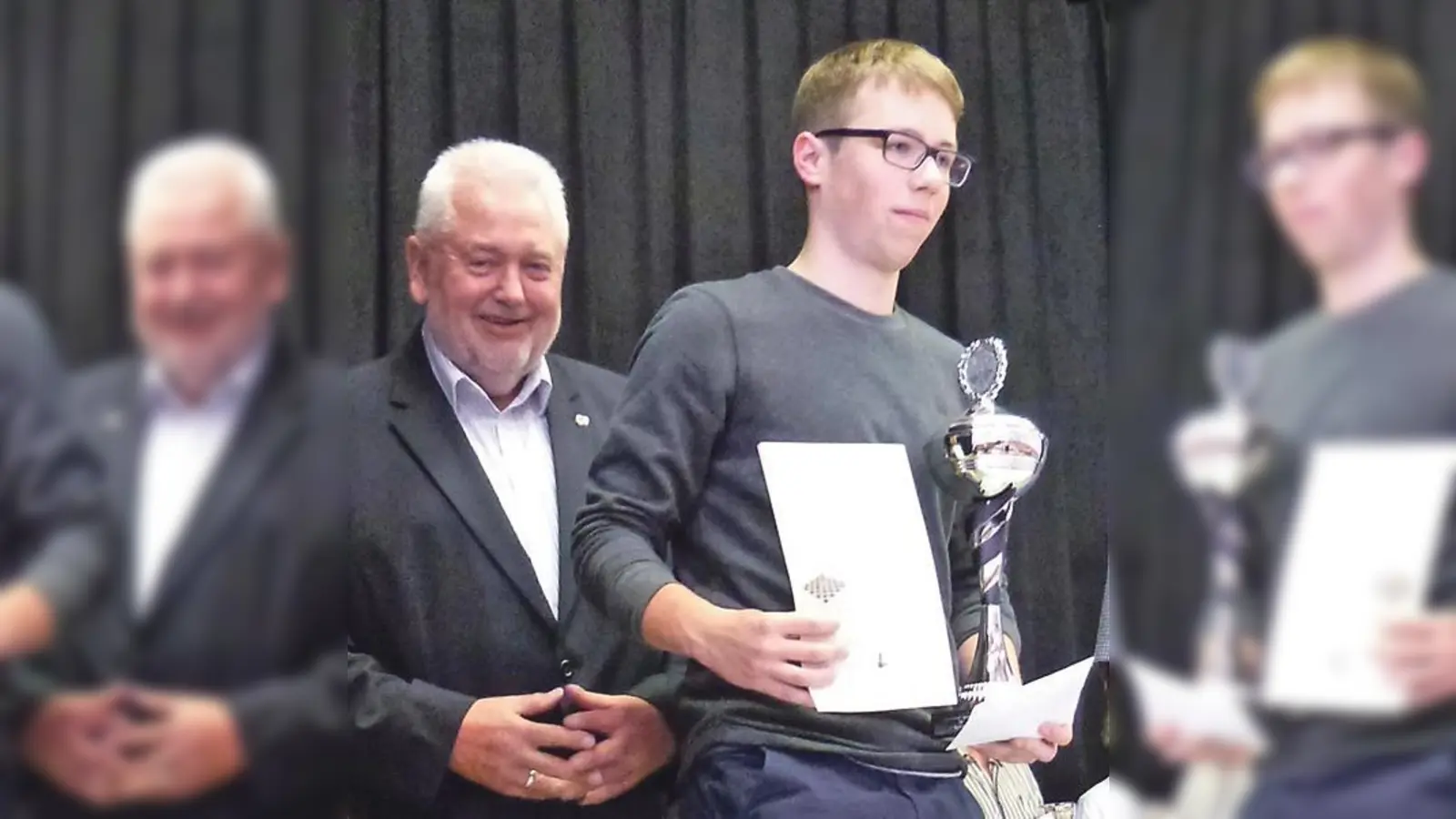 Pokalübergabe durch den stellvertr. Landrat Martin Esterl (li.) an den Turniersieger Philipp Wenninger (re).	 (Foto: Schachclub)