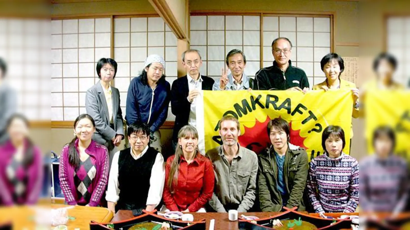 Mit japanischen Atomkraftgegnern: Die GRÜNEN aus dem Landkreis München: Antje Wagner und Markus Büchler (siehe vordere Reihe). 	 (Foto: Privat)