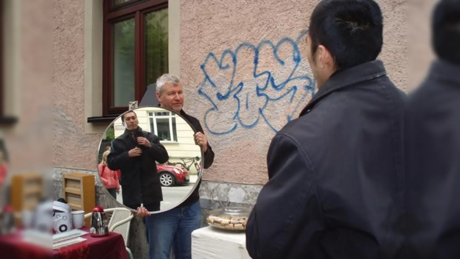 Bei den Schwabinger Hof-Flohmärkten lässt sich so manches Schnäppchen finden. 	 (Foto: hw)