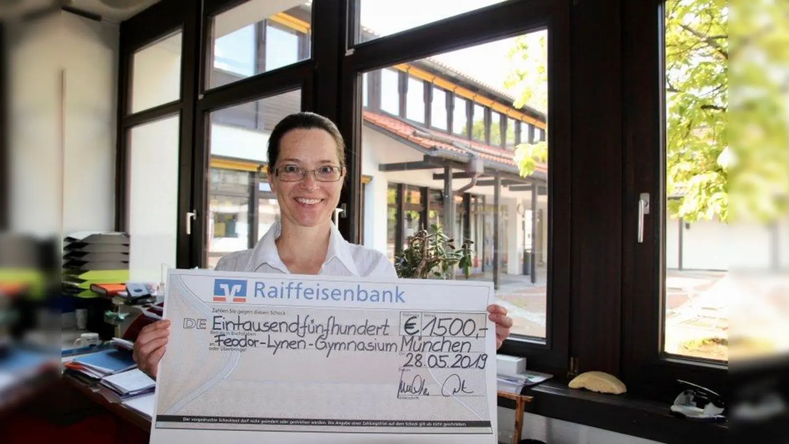 Schulgarten-Betreuerin und Biofachlehrerin Judith Voit freute sich über den Förderpreis, der nun die Anschaffung von dringend benötigtem Gartenwerkzeug möglich macht. (Foto: us)