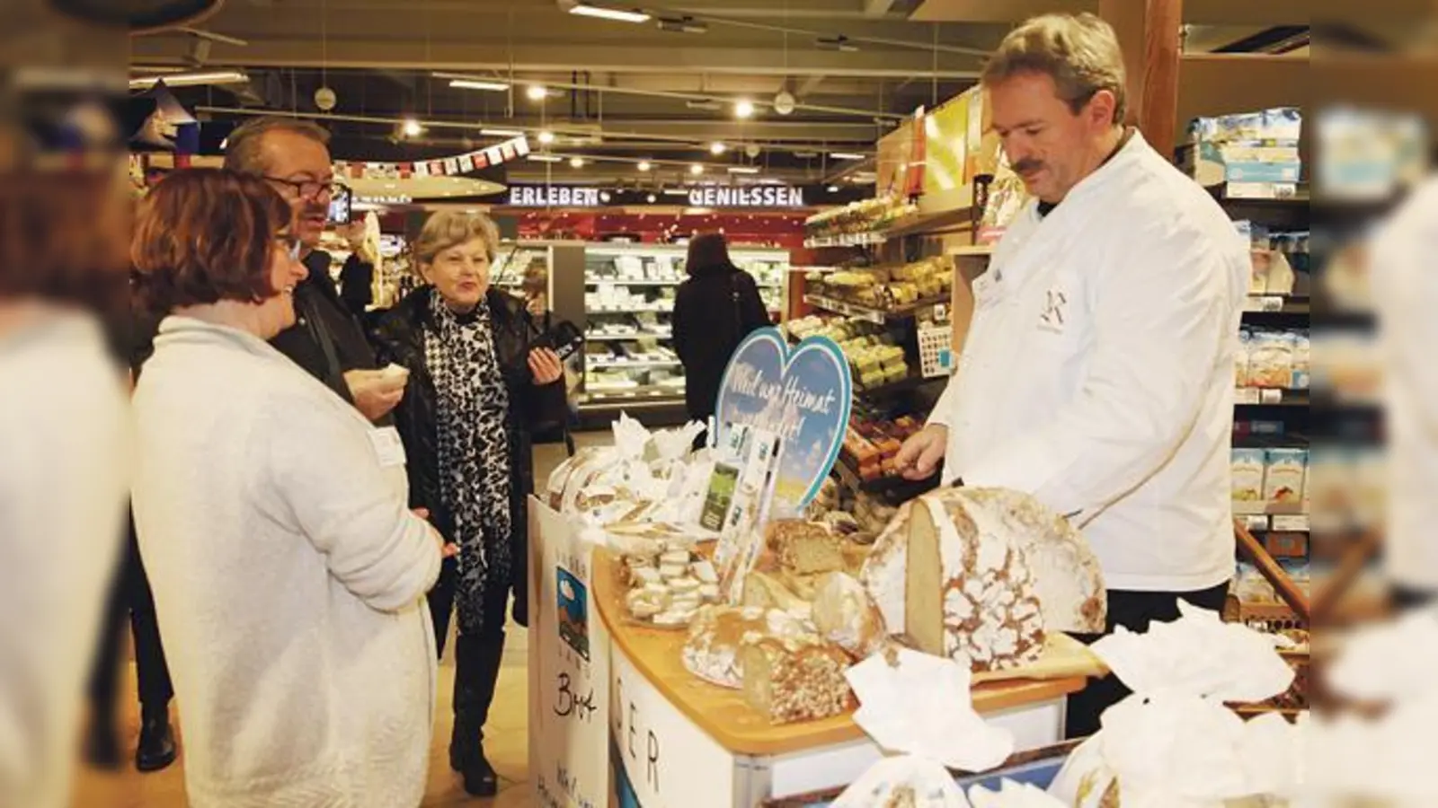 Geschmack überzeugt  Gespräche informieren! Verbraucher besuchen den »Unser Land«-Infostand mit dem neuen Brot.	 (Foto: UNSER LAND)