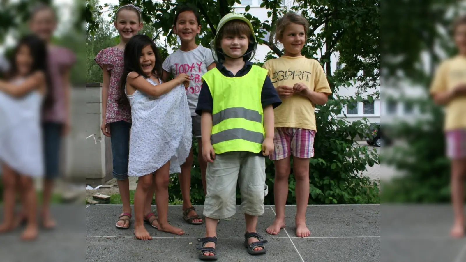Freunde in „ihrem” Garten (v. l.): Hanna (9), Hanna (4), Jenna (8), Julius (4) und Laura (6). Um gemeinsam zu spielen, brauchen sie nicht auf die Straße zu gehen. (Foto: tg)