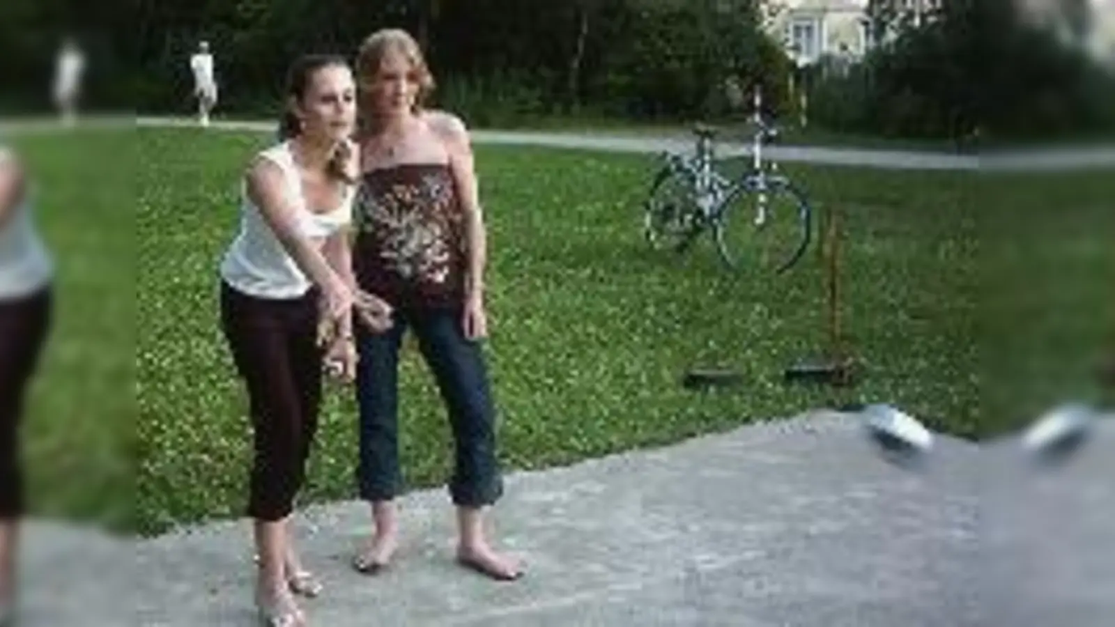 Kati und Julia haben den neuen Bouleplatz schon  (getestet.Foto: Veranstalter)