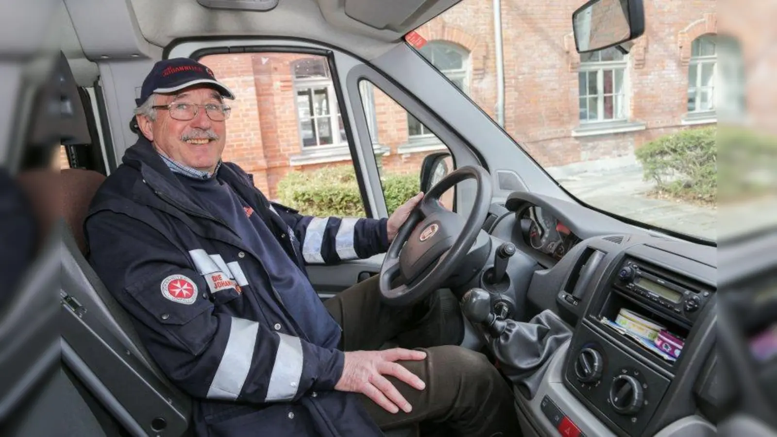 Ein- bis zweimal pro Woche geht Klaus-Peter Pütz mit Gästen der Münchner Tafel auf Tour durch München. Wer aus gesundheitlichen Gründen oder Alter seine Lebensmittel nicht selbt nach Hause transportieren kann, verlässt sich auf den Ehrenamtler. Die Johanniter suchen weitere Fahrer, die ein paar Stunden Zeit für andere haben. (Foto: Johanniter)