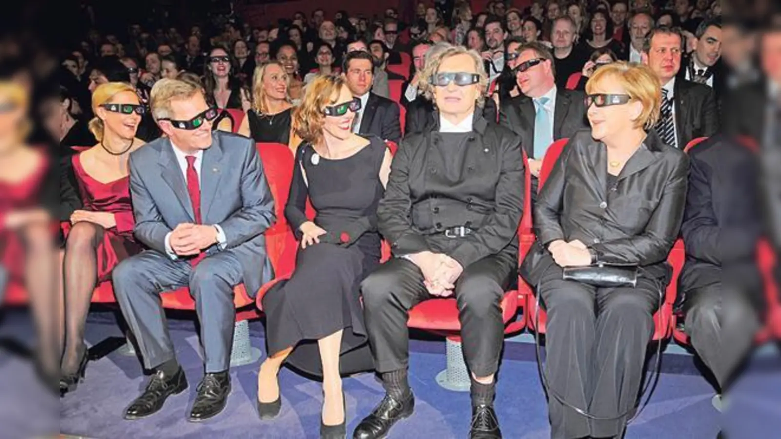 Bundespräsident Christian Wulff mit seiner Frau, Donata und Wim Wenders, Bundeskanzlerin Angela Merkel&nbsp;(v.l.) bei der Berlinale-Premiere von Pina.  (Foto: NFP)