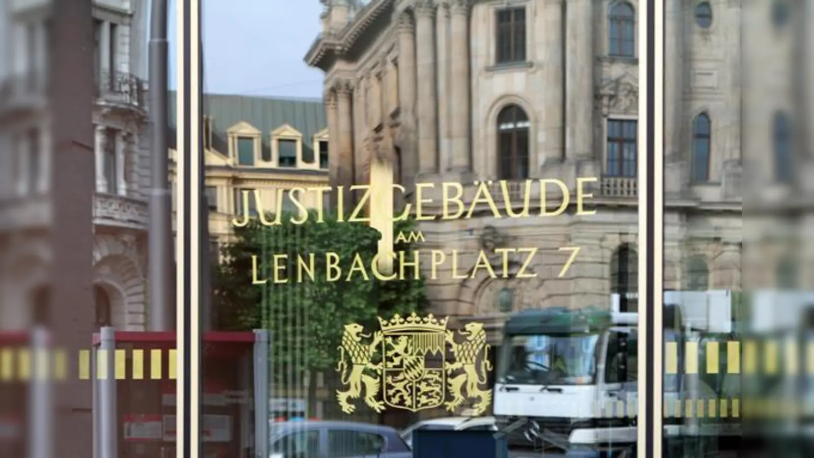 Der Löwe” verliert im Justizgebäude.  (Foto: Anne Wild)