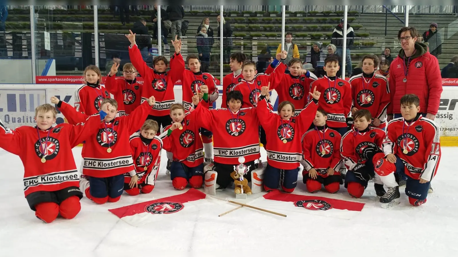 Trainer Martin Sauter (rechts) und seine zum Saisonabschluss bei zwei Turnieren sehr erfolgreiche U11-Mannschaft der Rot-Weißen. (Foto: smg/EHC)