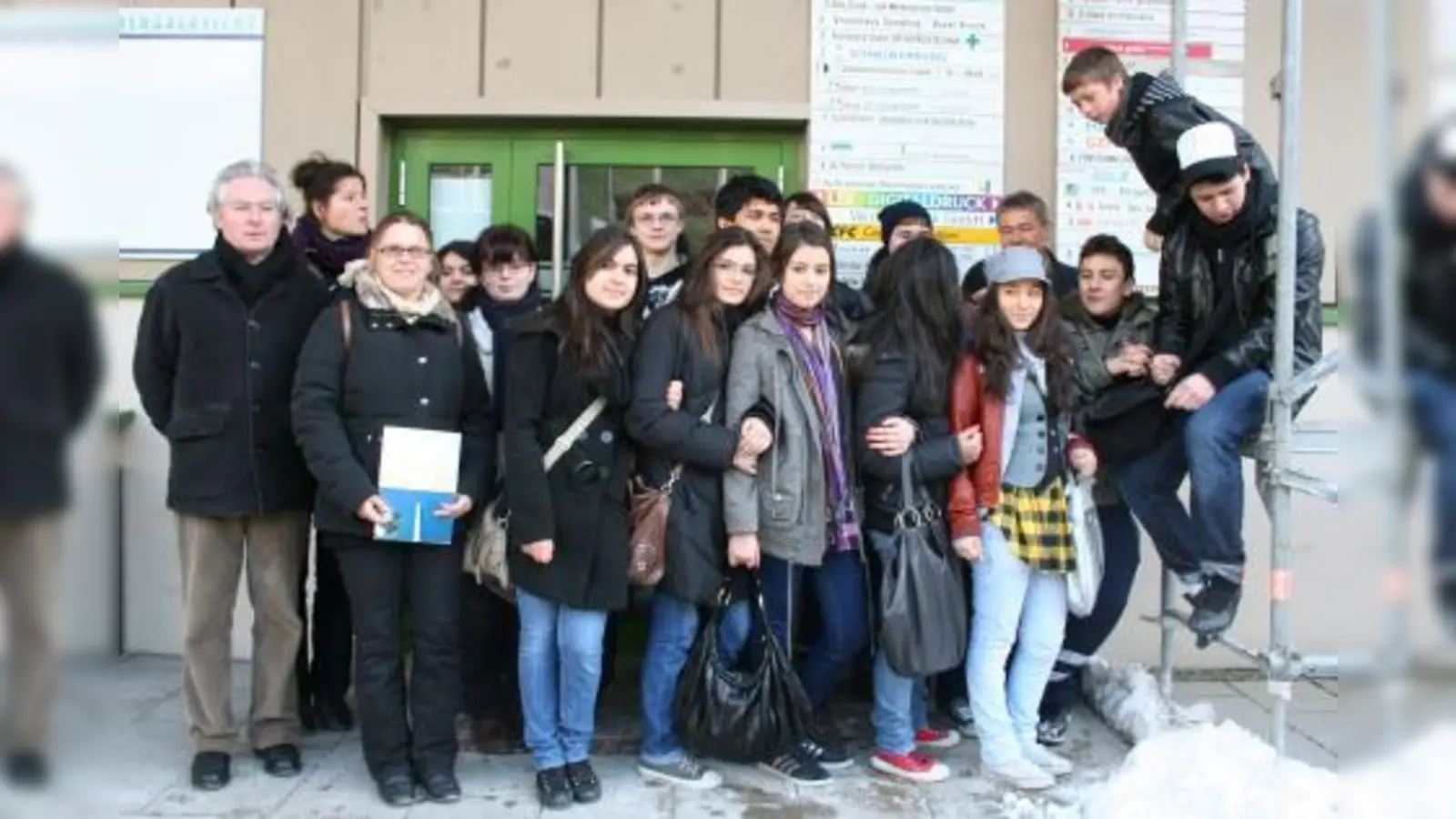 Die Klasse 8 b der Hauptschule an der Schrobenhausener Straße nahm bei einem Besuch des Gewerbehofs Westend viele Tipps und Eindrücke mit. (v.l.): Klassenlehrer Josef Jakob, Sozialarbeiterin Sophia Droste und die Leiterin der „Praktikumsbörse”, Claudia Jovanovic. (Foto: tg)