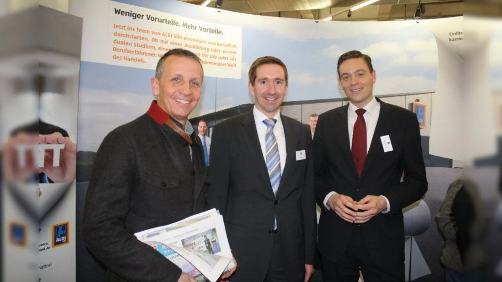 Dieter Schneider (l.) vom Münchner Wochenanzeiger zusammen mit Jens Rullen, Leiter Verkauf der ALDI SÜD Regionalgesellschaft Geisenfeld, und Ralf Woltering (r.), IT-Manager bei ALDI SÜD, auf der 6. Jobmesse München. (Foto: sb)