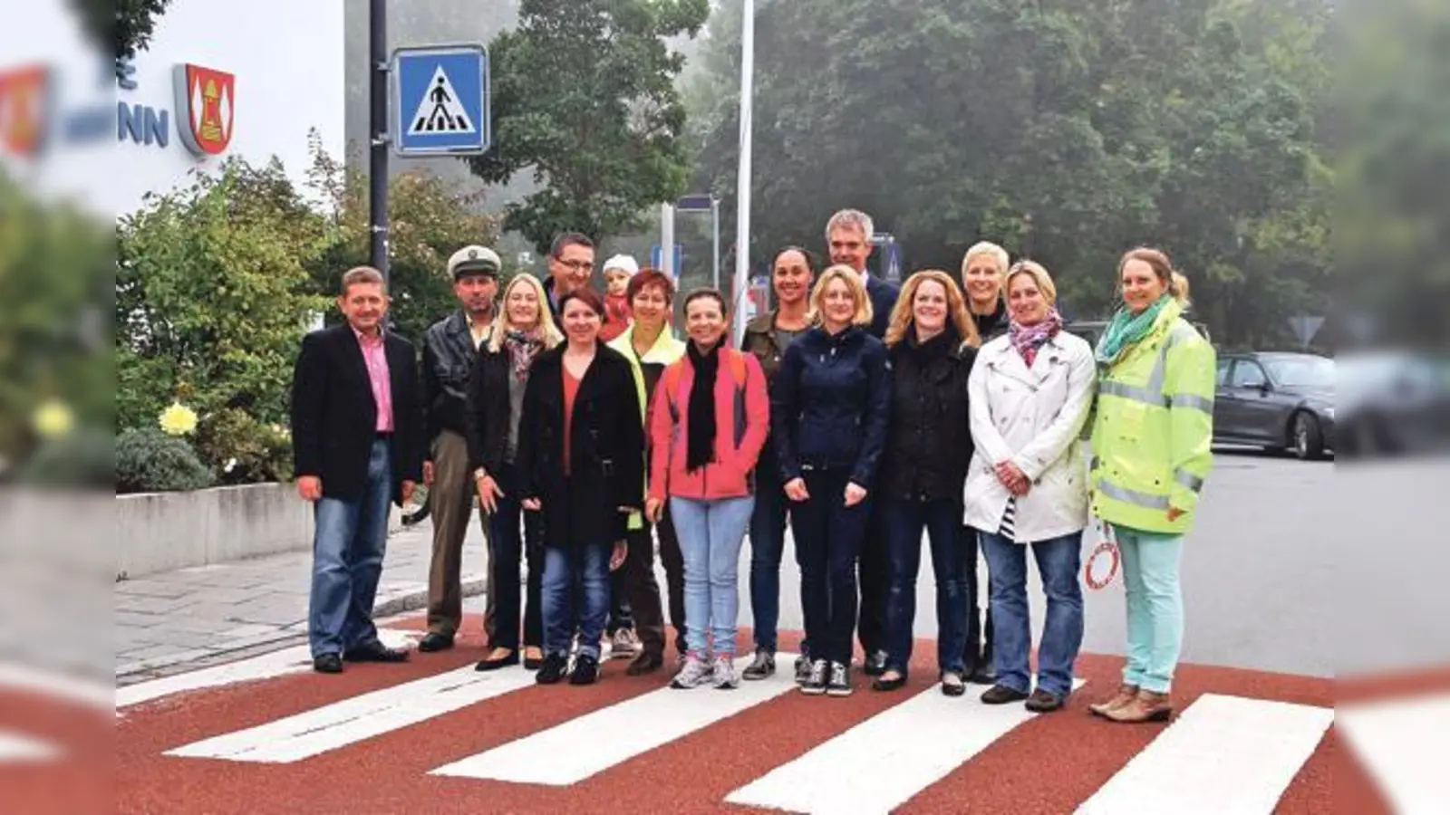 Bürgermeister Klaus Korneder (li.) mit den 12 neuen Schulweghelfern.	 (Foto: privat)