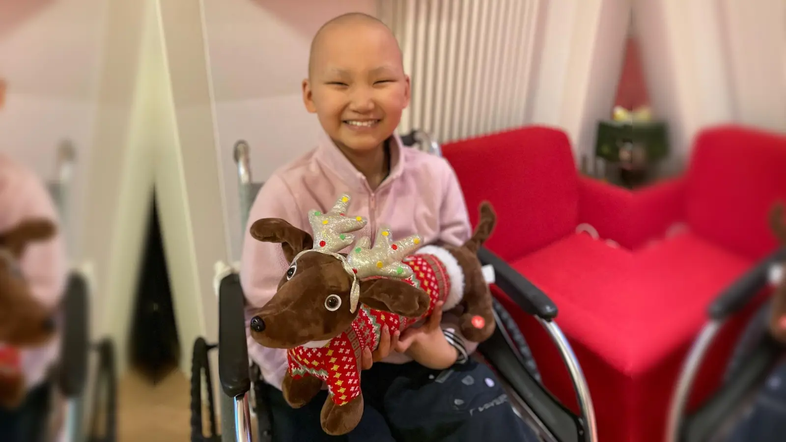 Deutsche-Lebensbrücke-Kind Peilin mit Plüschhund. (Foto: Deutsche Lebensbrücke)