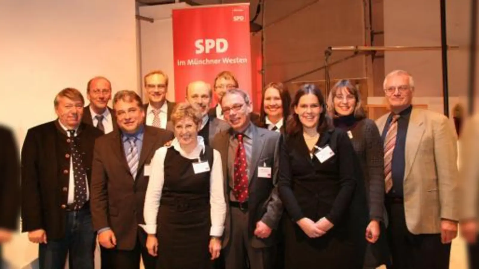 Rund 250 Gäste folgten der Einladung zum SPD-Neujahrsempfang in die Pasinger Fabrik. Die Vorstände, Stadträte und Abgeordneten der SPD München-West freuten sich über die rege Beteiligung. V.l. Josef Mögele, Hans-Georg Küppers, Josef Assal, Florian Ritter, Christiane Schenk, Werner Brandl, Christian Müller, Roman Fischer, Graciela de Cammerer, Verena Dietl, Constanze Söllner-Schaar und Reinhard Bernsdorf. (Foto: US)