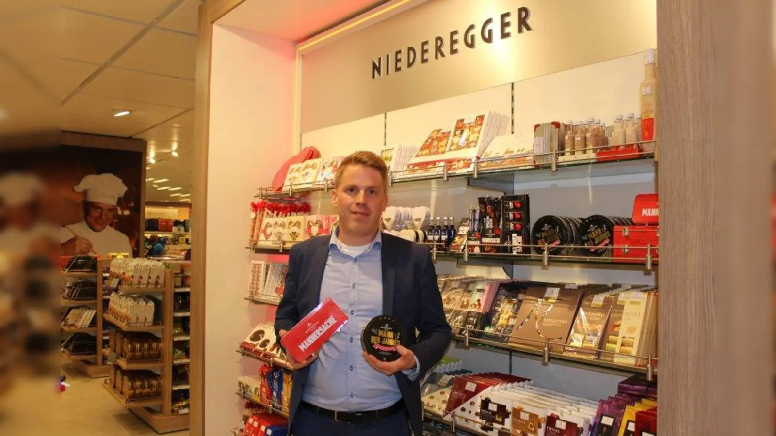 Passende Geschenkidee für Vatertag: Thomas Schwab von der Firma Niederegger präsentiert eine Auswahl an „Männersache”-Artikel. (Foto: sb)