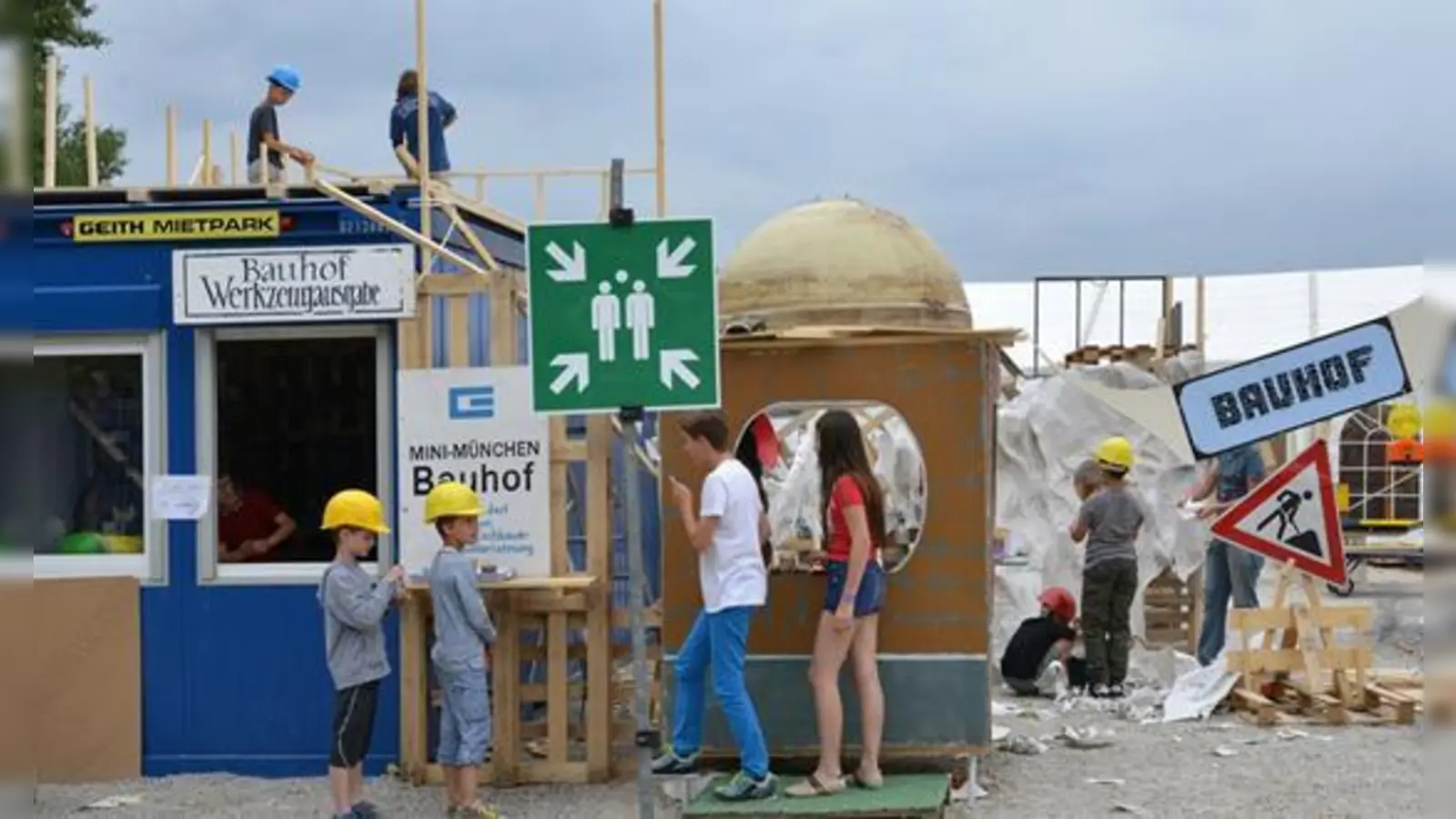 Der Bauhof von Mini-München hält Werkzeug und Baumaterial bereit. Damit wird die Spielstadt während der drei Wochen immer weiterentwickelt.	 (Foto: Kultur und Spielraum e.V.)