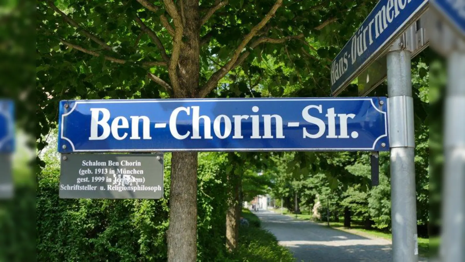 Etwas ausführlicher wünschen sich die Mitglieder des Bezirksausschusses das Erläuterungsschild für Ben Chorin. (Foto: ds)