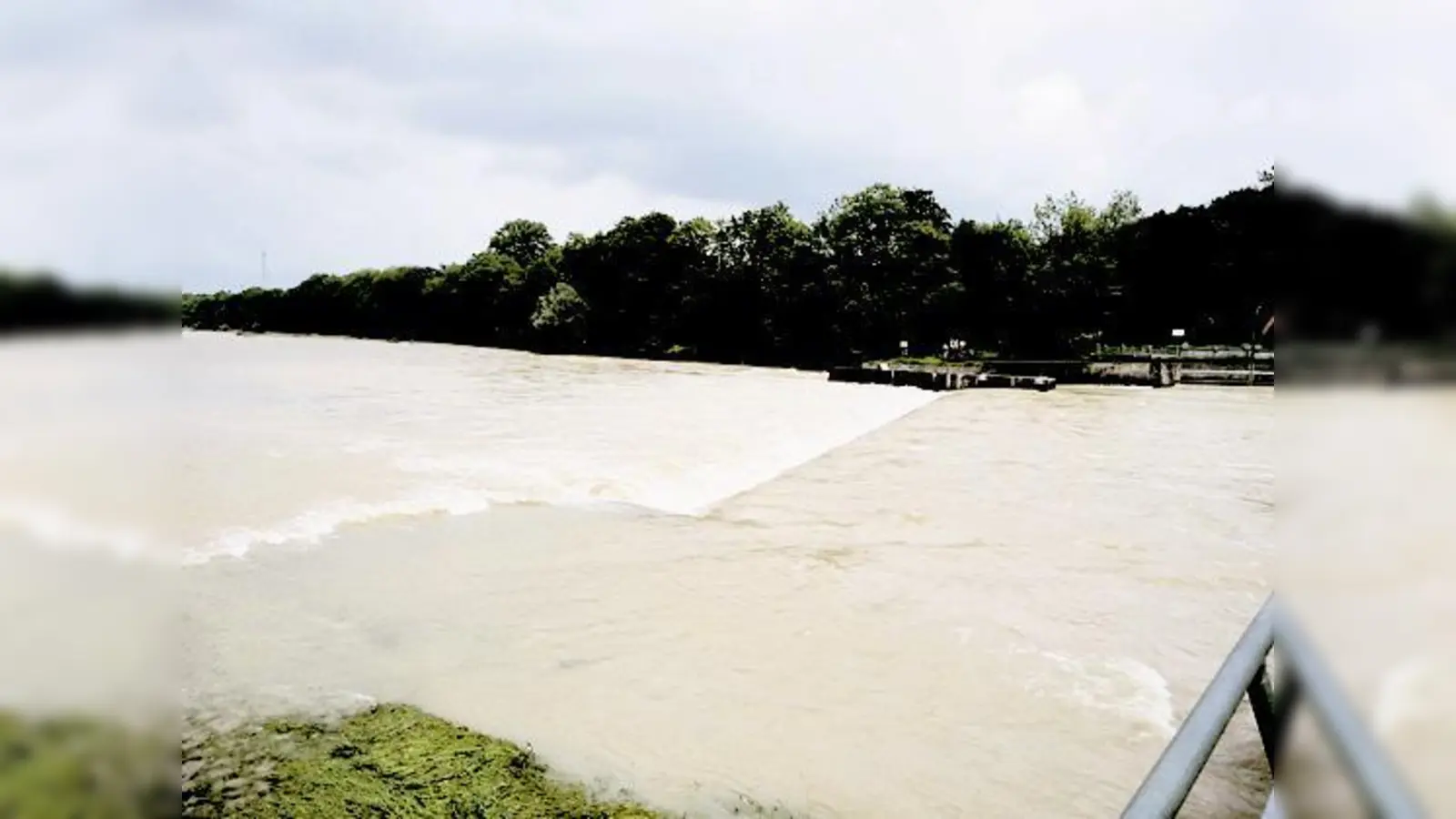 Die Isar führt durch die zahlreichen Regenfälle gefährliches Hochwasser.   (Foto: Wasserwacht)