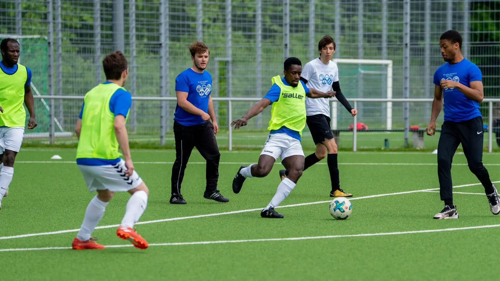 Beim zum ersten Mal ausgetragenen Kleinfeldfußballturnier der Polizeiinspektion 11 in Untergiesing nahmen elf Mannschaften teil. (Foto: Polizei München)