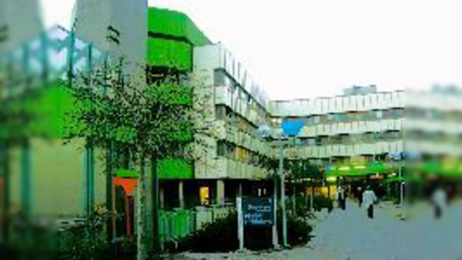 Dr. Dr. Fuchs, Georg Prinz und Bürgermeisterin Gertaud Burkert freuen sich über die gelungene Überraschung.	 (Foto: Prinz)