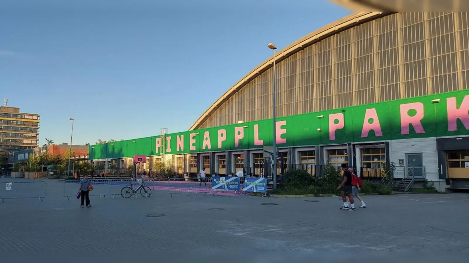 Derzeit wird die Paketposthalle zwischengenutzt. Wie aber soll die Halle künftig genutzt werden? Die Grünen Neuhausen-Nymphenburg laden zur Debatte ein. (Foto: Martin Züchner)