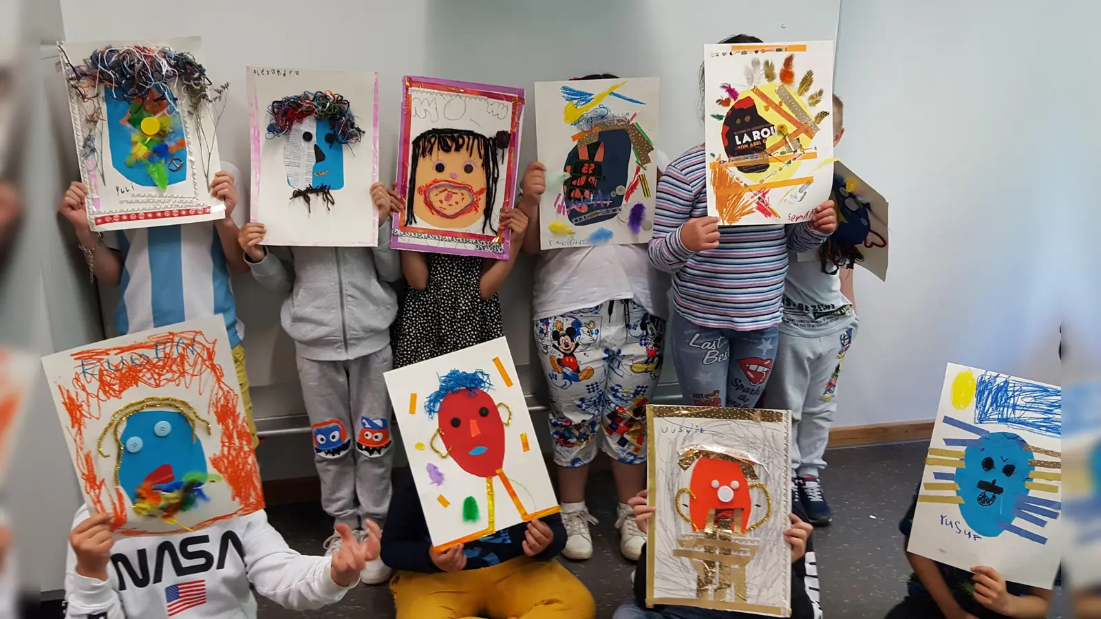 Kunstwerke von Kindern, die im Rahmen eines Projektes an zwei Sonderpädagogischen Förderzentren im Münchner Norden entstanden sind, werden in der Stadtteilkultur2411 ausgestellt. (Foto: © little ART)