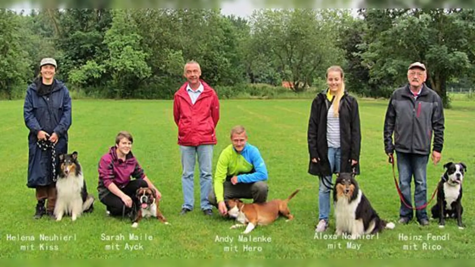 Stolz zeigten die Hundebesitzer Helena Neuhierl, Sarah Maile, Andy Malenke, Alex Neuhierl und Heinz Fendl, was ihre Hunde gelernt haben.	 (Foto: VA)
