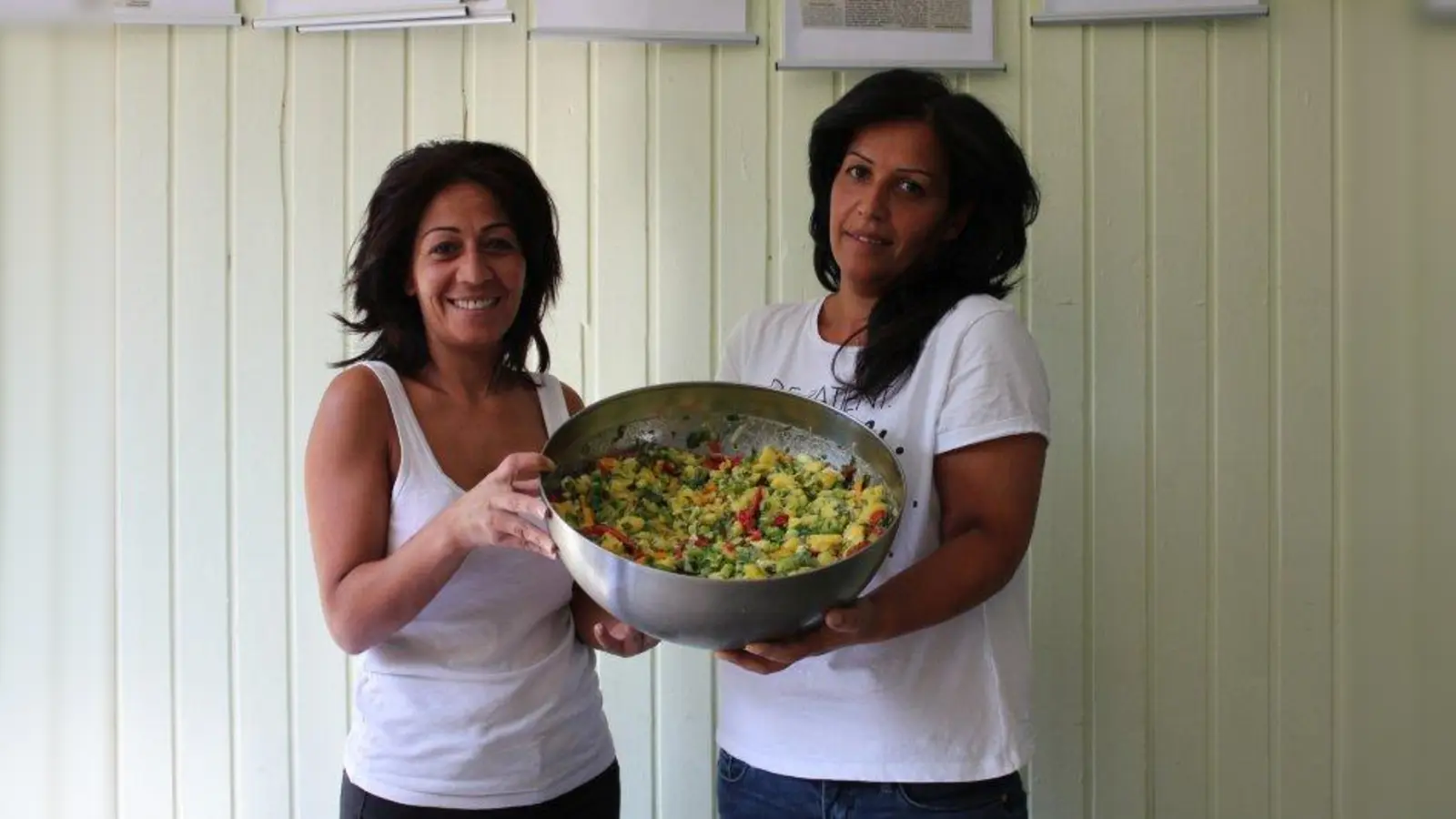 Sibel und Sinem Aslan haben im MKJZ einen Kartoffelsalat zubereitet - extra für die Wochenanzeiger. (Foto: Sarah Dürr)