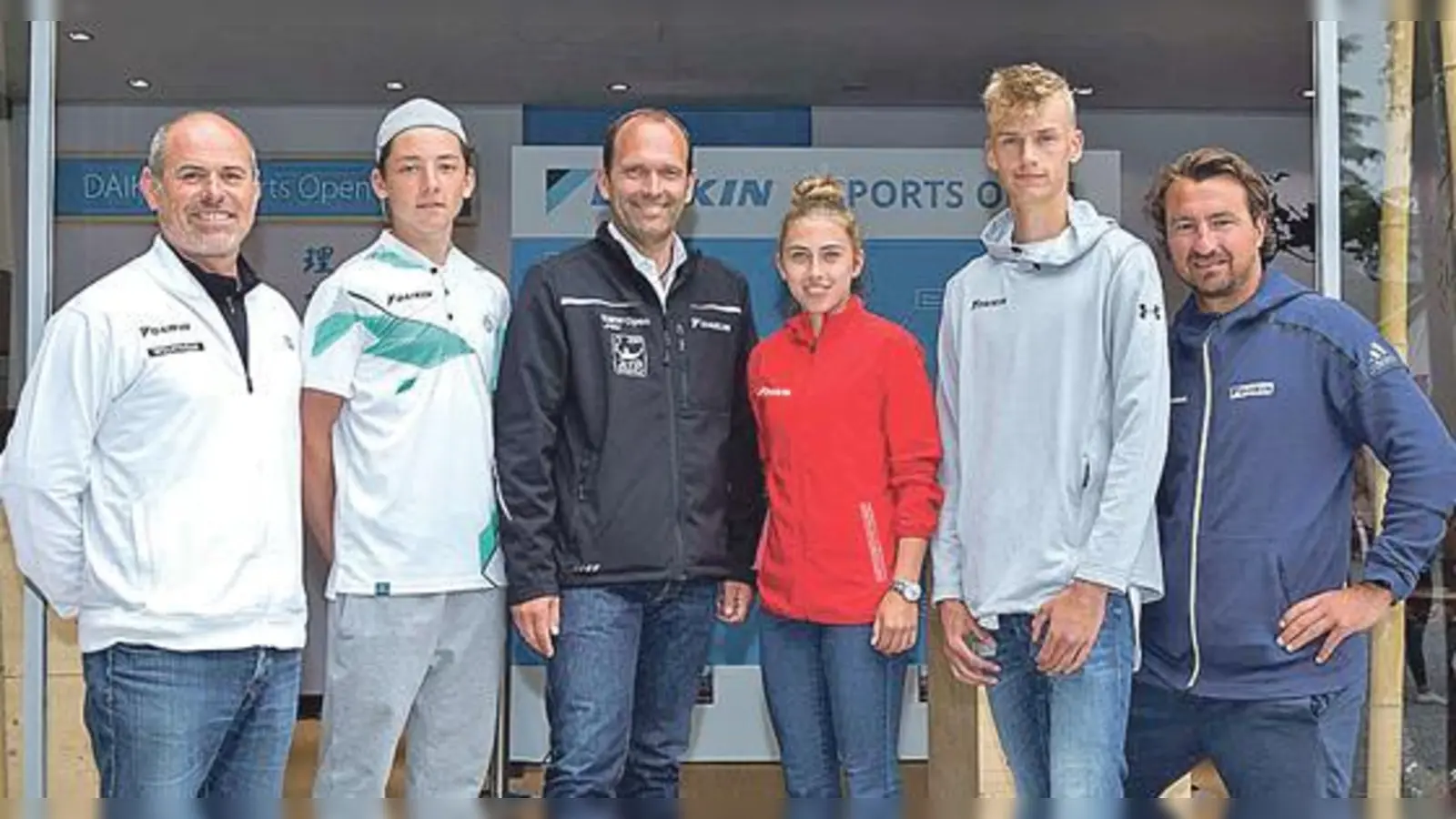 Von links nach rechts: Martin Liebhardt (Leiter DTB-Bundesstützpunkt), Max Rehberg, Gunther Gamst (Geschäftsführer DAIKIN Deutschland), Isabella Pfennig, Jakob Cadonau und Lars Uebel (Chefcoach TennisBase Oberhaching).	 (Foto: Juergen Hasenkopf)