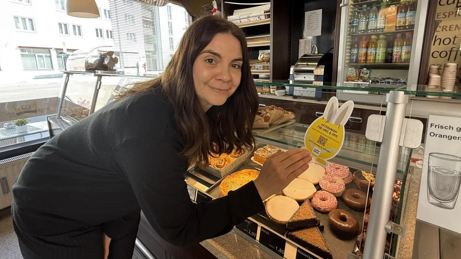 In der ganzen Stadt haben Lichtblick-Mitarbeiter gelbe Aufkleber mit einem Spendenaufruf für bedürftige Senioren versteckt.  (Foto: Lichtblick Seniorenhilfe e.V. )