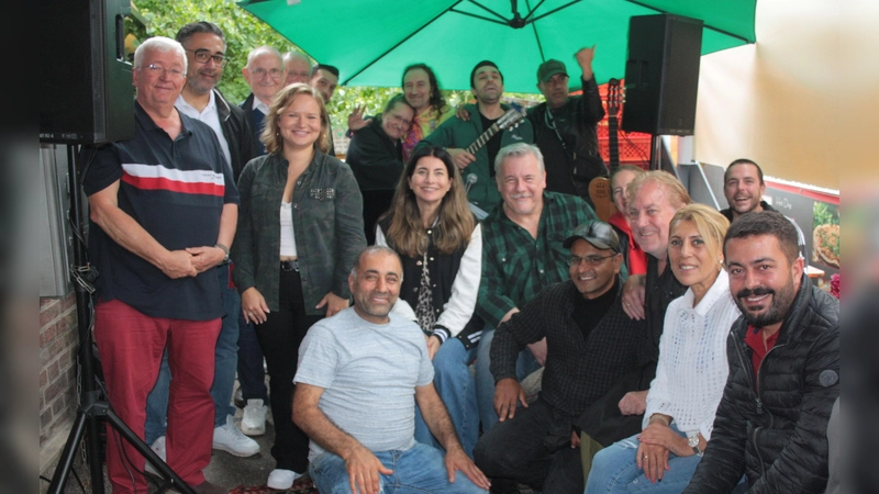 Die SPD feierte ihr Sommerfest mit Ortsvorsitzender Naciye Özsu (Mitte), Gemeinderat Alfred Widmann (links), Beisitzer Axel Marquardt (Dritter von links), Karin und Mike Baumann, Sercan Bozkaya und Esref Kuru (alle hinten) sowie (alle rechts neben Özsu) Kassier Thomas Bonz, Beisitzer Atma Ram Thapaliya, Christine Himmelberg (stv. Ortsvorsitzende), Beisitzer Hans-Jürgen Greisinger, Gemeinderat Lukas Hein sowie Murat Ucak (vorne links) und vielen Gästen. (Foto: job)