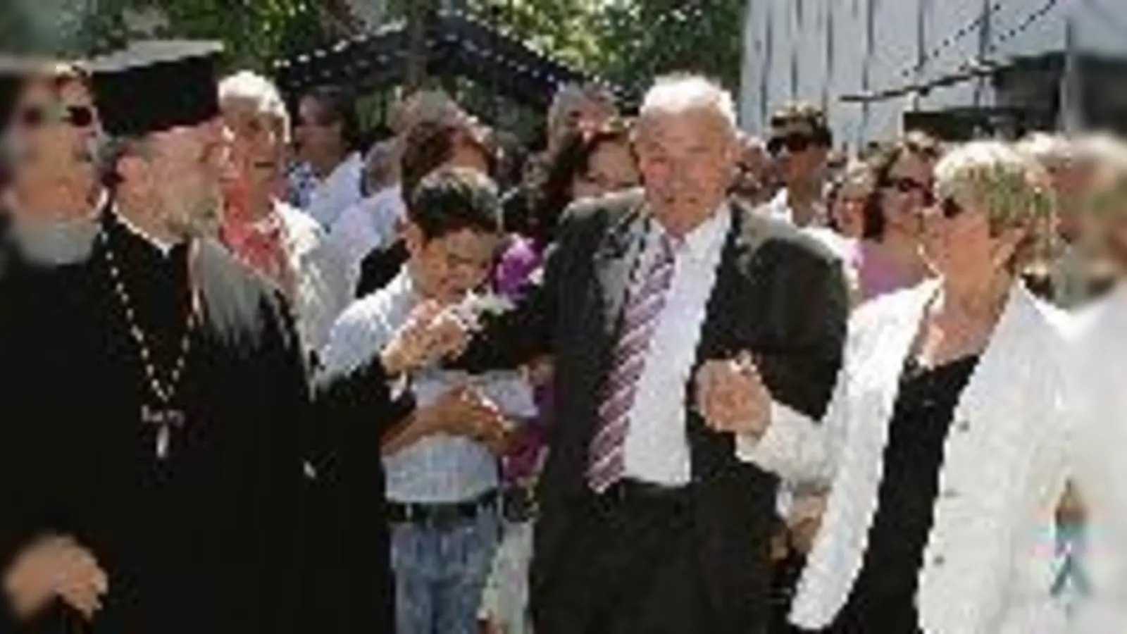 Mit Schwung in den griechischen Volkstanz. Günther Beckstein in Schwabing. 	 (Foto: VA)
