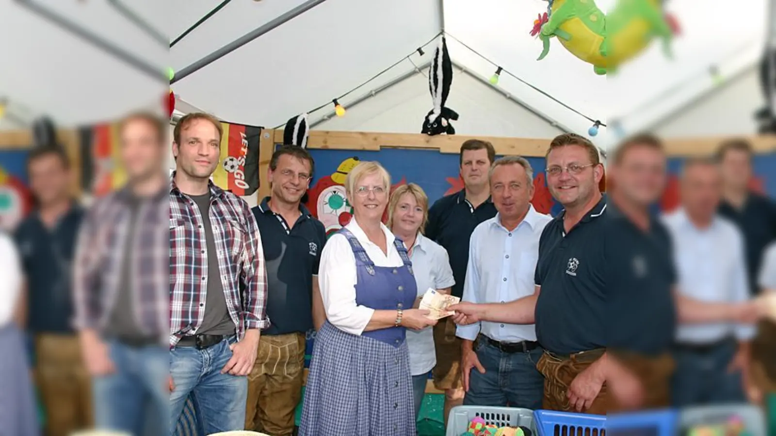 Der FC Fussi hat eine Spende in Höhe von 300 Euro an die Nachbarschaftshilfe übergeben.  (Foto: FC Fussi)