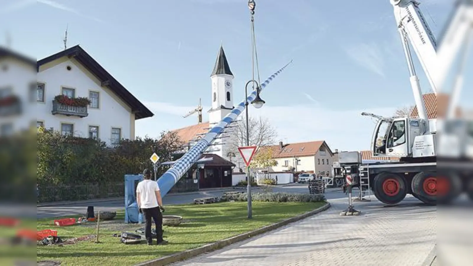 Nach viereinhalb Jahren wurde im Oktober 2017 der  Maibaum in Harthausen umgelegt.	 (Foto: privat)