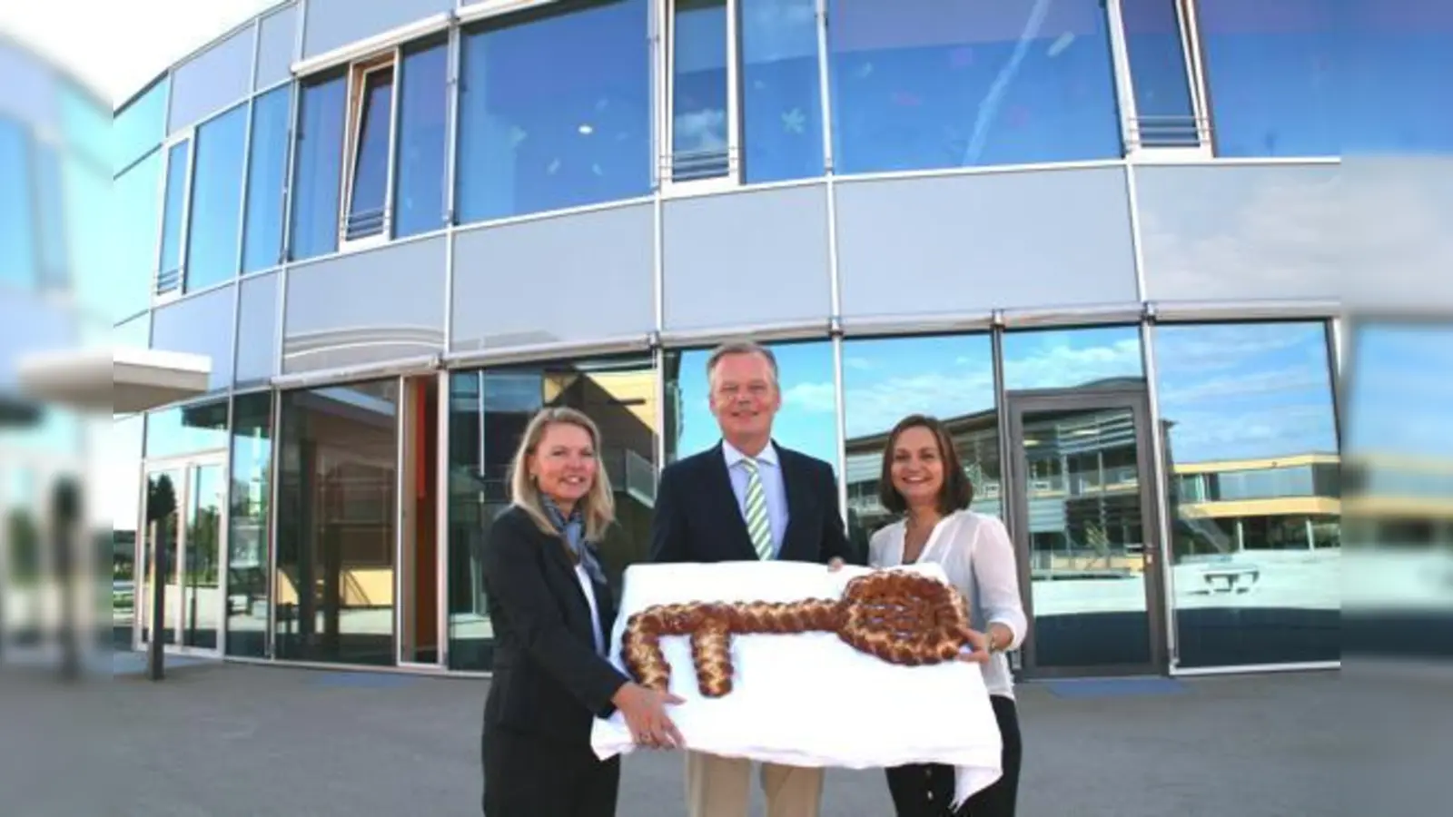 Schulrektorin Birgit Korda, Bürgermeister Jan Neusiedl und Hortleiterin Julia Völker. (v. l.) bei der Eröffnung des neuen Horts.  	 (Foto: hol)