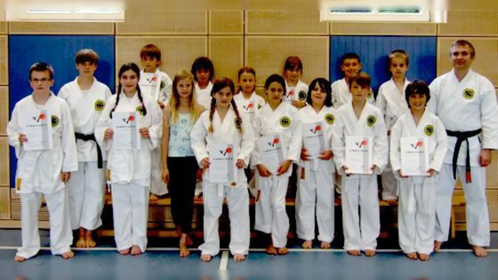 Glückliche Kämpfer des Karate SC Freimann mit Sensei Christine Böhmer (2.v.l.) und Prüfer Werner Bachhuber (1.v.r.).	 (Foto: VA)