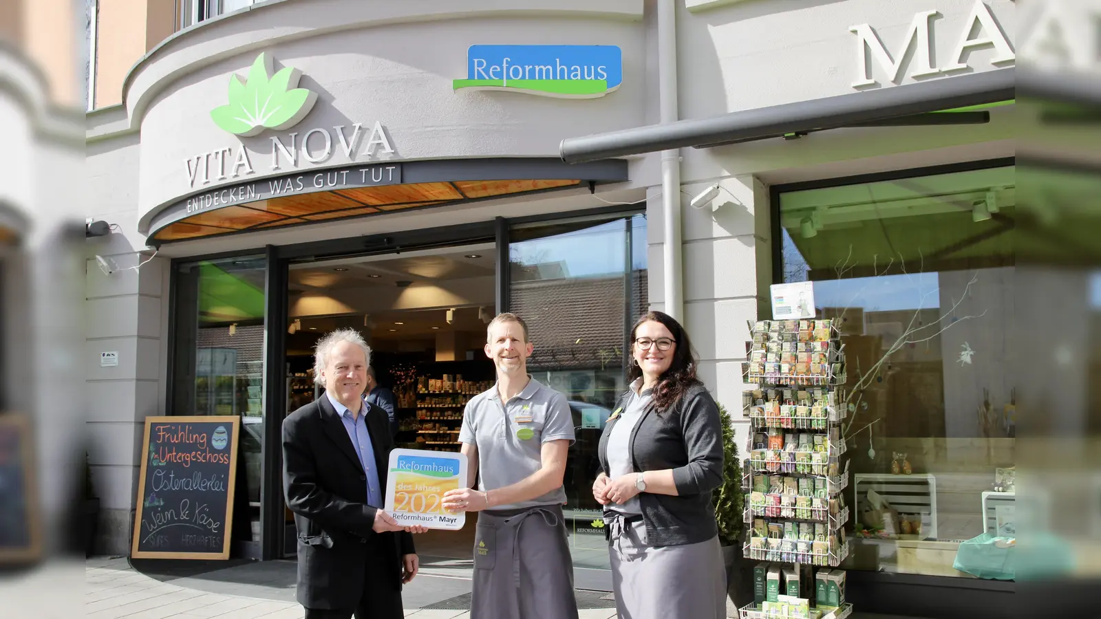 Das Reformhaus Mayr legte eine für den Einzelhandel seltene Gemeinwohlbilanz vor und bekam dafür alle Ehren vom Verband der Reformhäuser. Vorstand der Reformhaus eG Rainer Plum, Michael Mayr vom Reformhaus Mayr sowie Mitarbeiterin Milkica Peric (v.l.) in der Pasinger Bäckerstraße. (Foto: us)