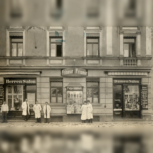Im Geschäft des Damen- und Herrenfriseurs Stiller in der Kazmairstraße 10 gab es auch eine Puppenklinik (Mitte). Diese Aufnahme entstand 1920. (Foto: Stadtarchiv München DE-1992-FS-PK-STB-01700)