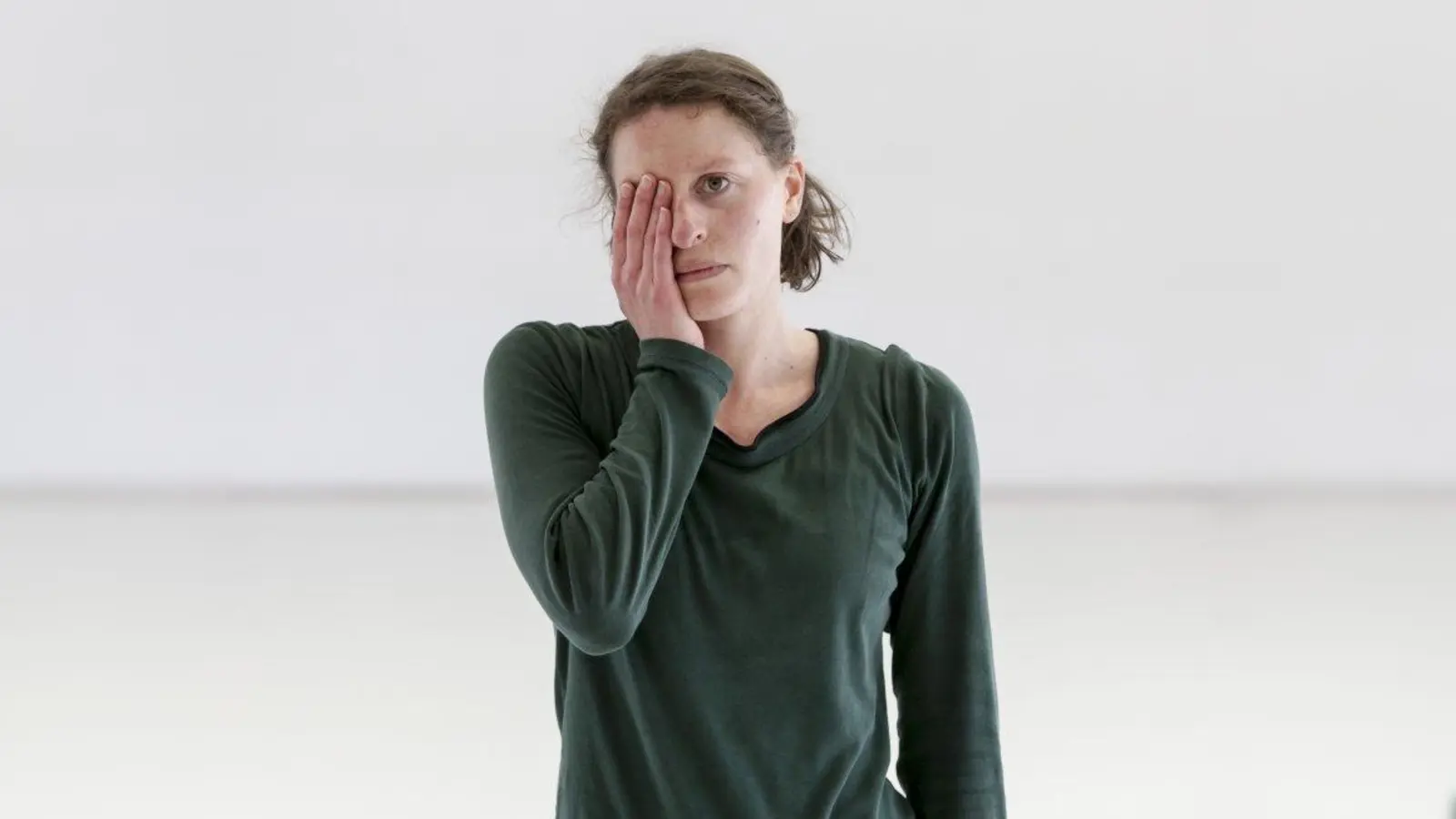 Das Stück ist der zweite Teil einer Trilogie, die auf Simons zweijähriger Recherche über<br>die Zusammenhänge zwischen Körpersprache und emotionalem Empfinden und die<br>Unterschiede zwischen Gefühl und Darstellung basiert. (Foto: Franz Kimmel)