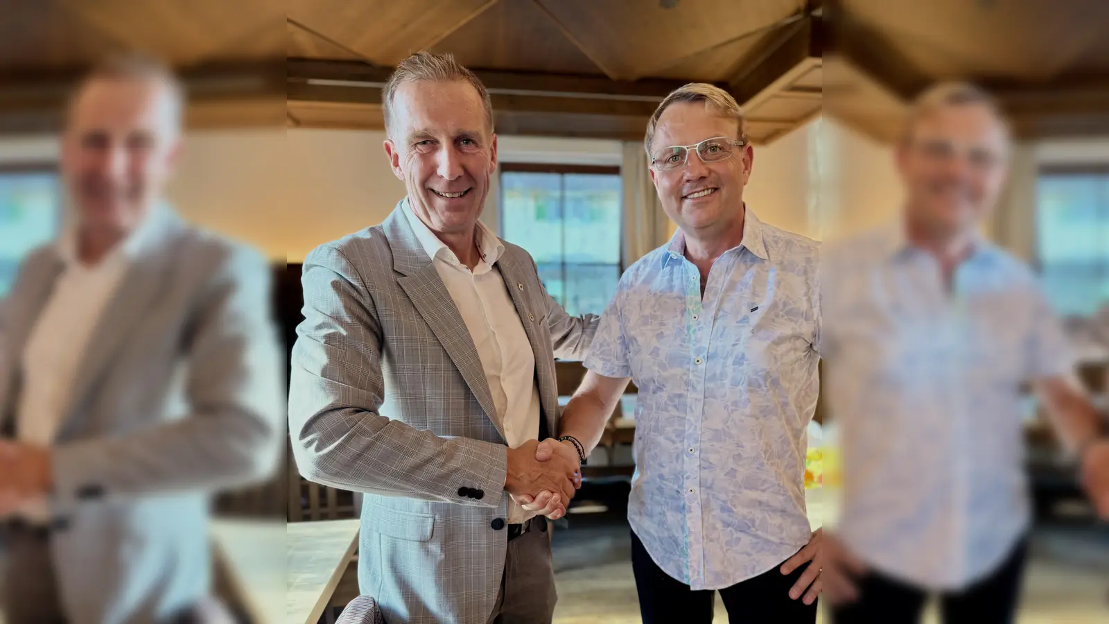 Rainer Schönecker (r.) übergibt die Präsidentennadel des Lions-Clubs Germering an Michael Sigmund (l.). (Foto: Lions Club Germering)