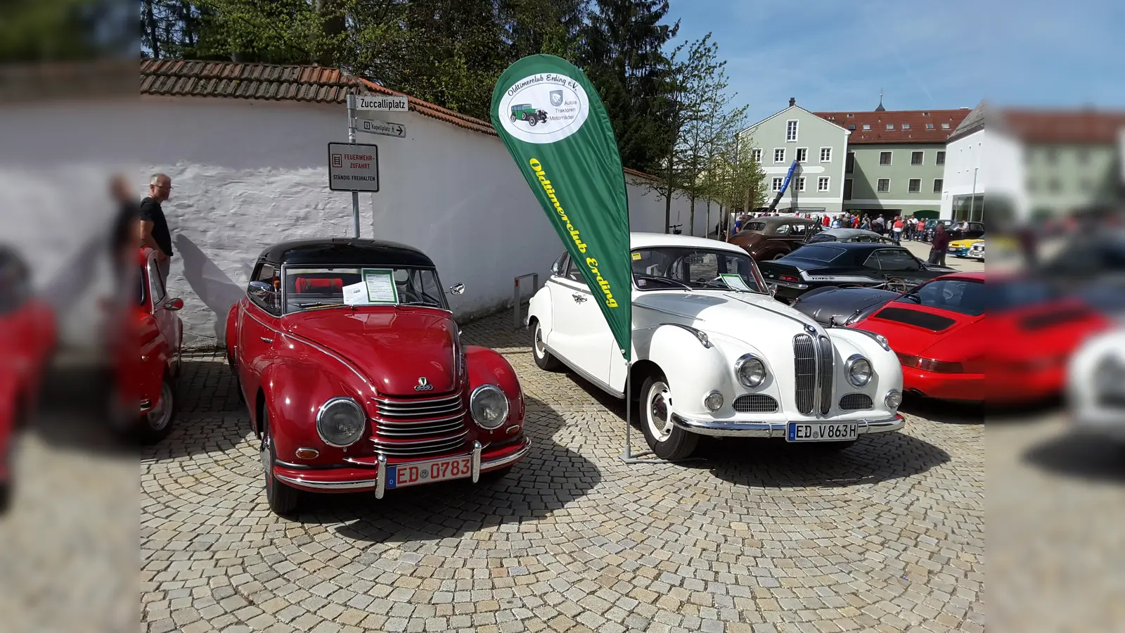 Bei diesem Anblick schlagen die Herzen der Oldtimerfans schneller. Ein DKW "Sonderklasse" (li.) und der "Barockengel" von BMW zogen die bewundernden Blicke der Besucher in Altötting an. (Foto: Verein)