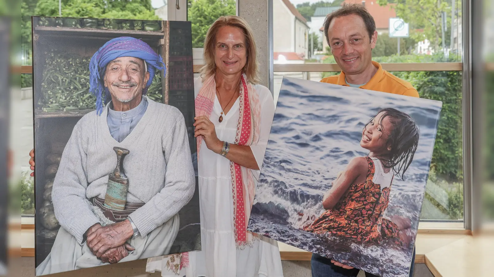 Freuen sich auf die Aufstellung im Herrschinger Rathaus: Christine Wawra und Kulturreferent Hans-Hermann Weinen. (Foto: Gemeinde Herrsching)