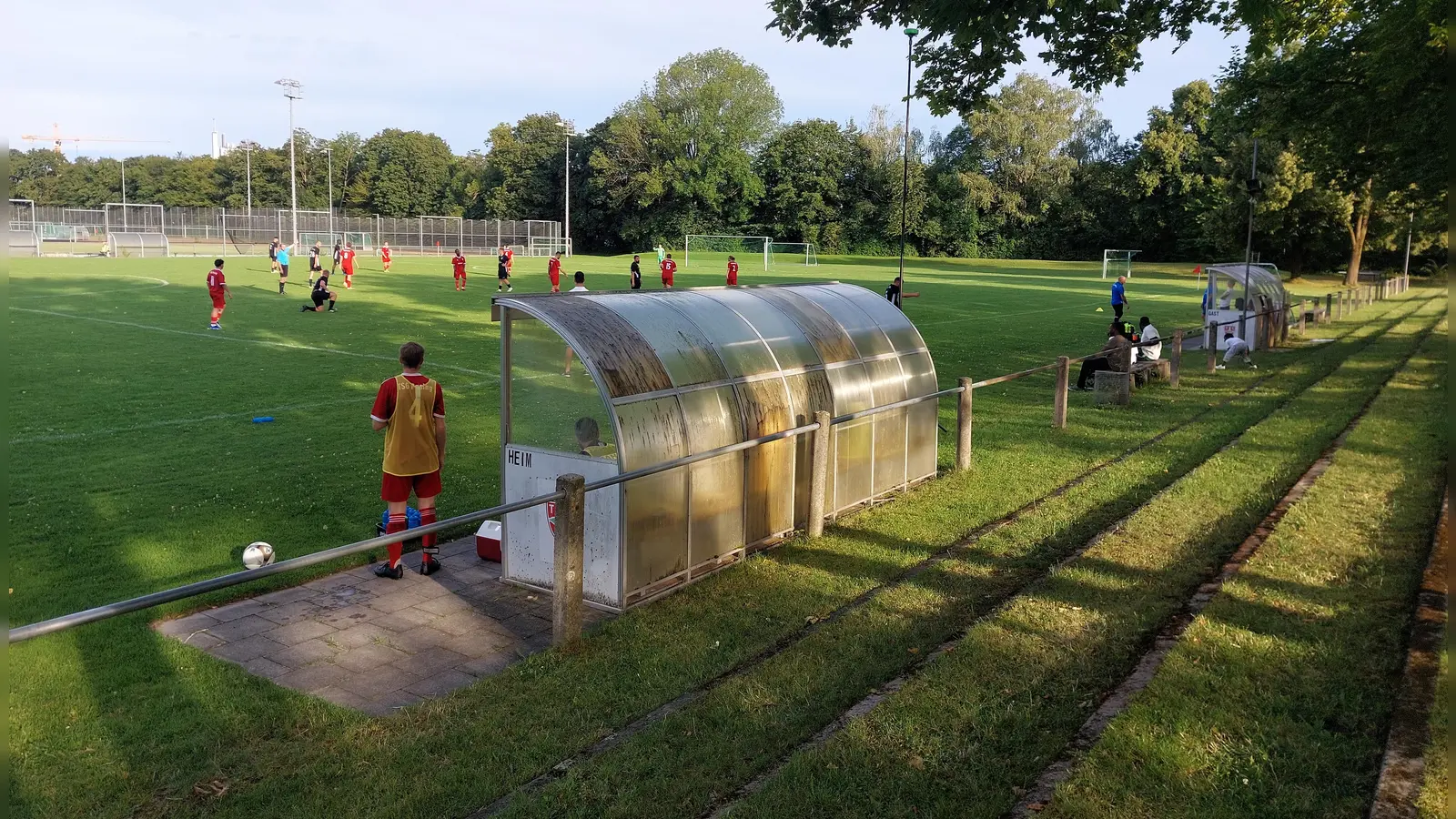 Spannend war die Partie zwischen der TSG Pasing und dem BSC Sendling. In der regulären Spielzeit fielen keine Tore, das Elfmeterschießen musste entscheiden. (Foto: bas)
