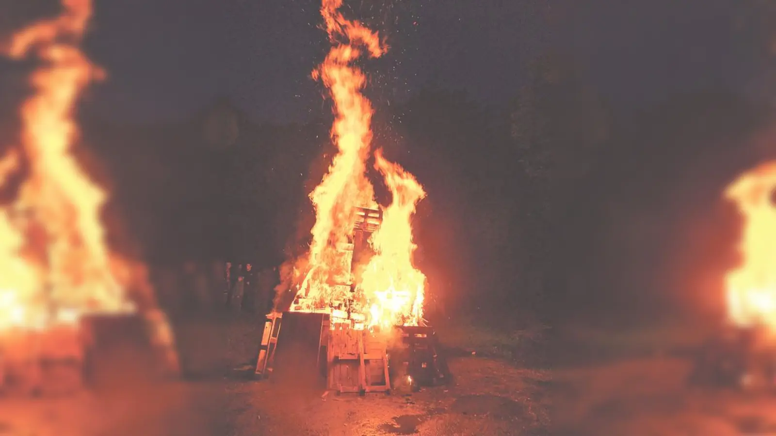 Großes Johannifeuer im Pfarrhof der Pfarrei Verklärung Christi.	 (Foto: Privat)